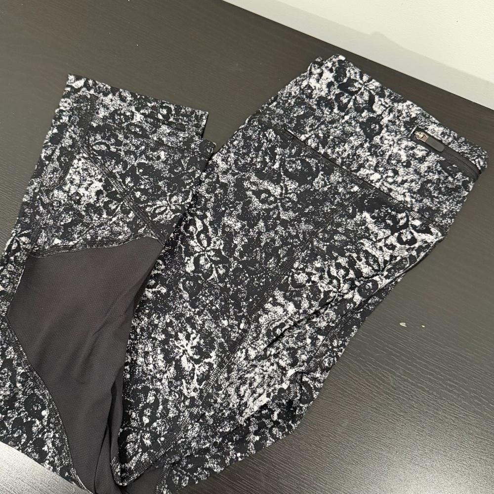 lululemon pace rival crop leggings - size 6 - Luxtreme fabric - 23” inseam